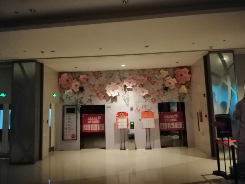 商场门店写真海报与橱窗画面